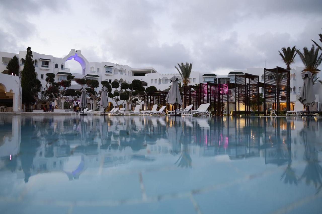 The Mirage Resort & Spa Хамамет Екстериор снимка The swimming pool at the hotel