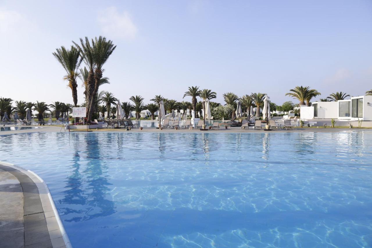 The Mirage Resort & Spa Хамамет Екстериор снимка A swimming pool at a hotel in Cyprus